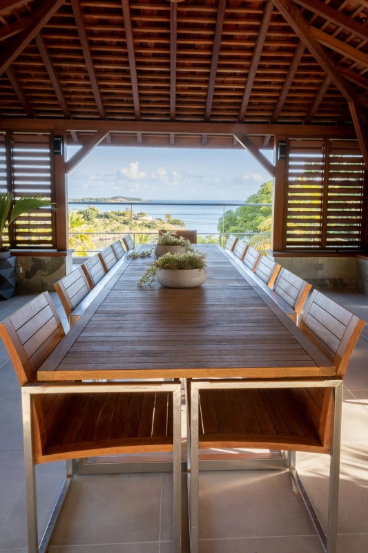 Location villa luxe Martinique - Espace repas sous le carbet